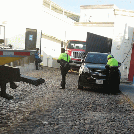 TURISTAS SE PARAN DONDE LES DA LA GANA, ABASTECIMIENTOS PARA HOTEL ABONAN AL TRÁFICO