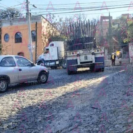 Vecinos del Obraje, exponen que casi a diario están pasando tráilers y vehículos de materiales para la construcción, que dañan y obstruyen