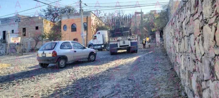Vecinos del Obraje, exponen que casi a diario están pasando tráilers y vehículos de materiales para la construcción, que dañan y obstruyen