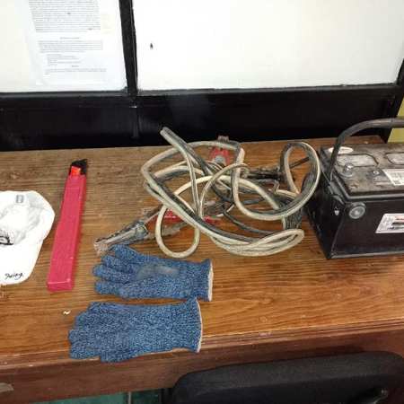 Ante la pronta denuncia de los vecinos en la colonia San Antonio y la oportuna intervención de la Policía Municipal, se logró detener a un sujeto como presunto culpable del robo a varios vehículos